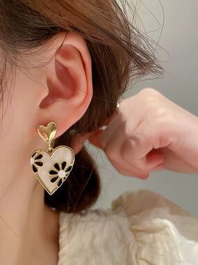 *Dainty Gold Heart Drop Earrings with White Mother-of-Pearl & Black Daisy Detail